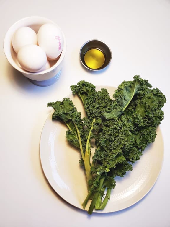 Ingredients needed to kale egg scramble which are olive oil, kale, and eggs.